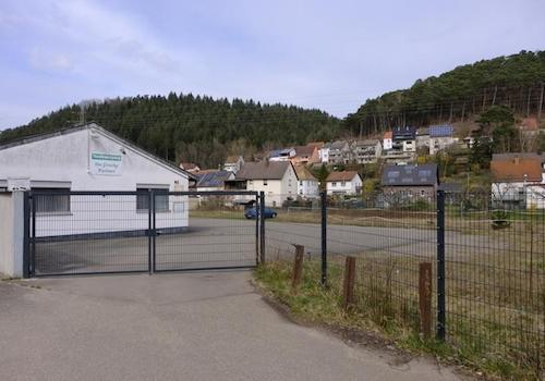 Einfahrt auf das Gelände