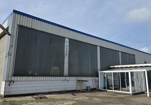 Halle rechts + Büro