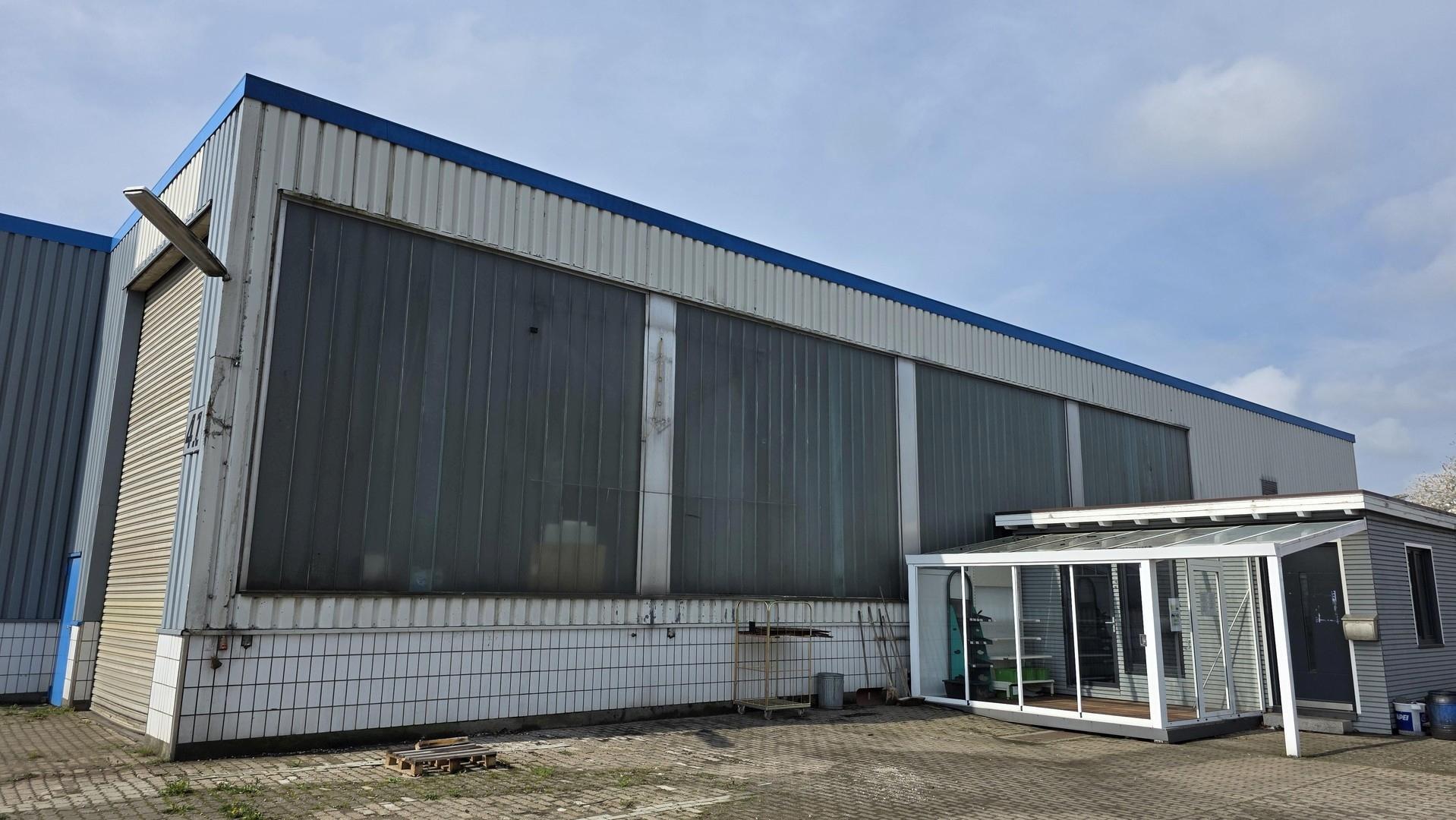 Halle rechts + Büro