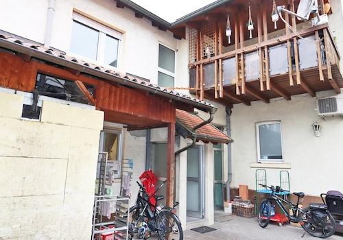 Hof mit Zugang zu den Gebäuden