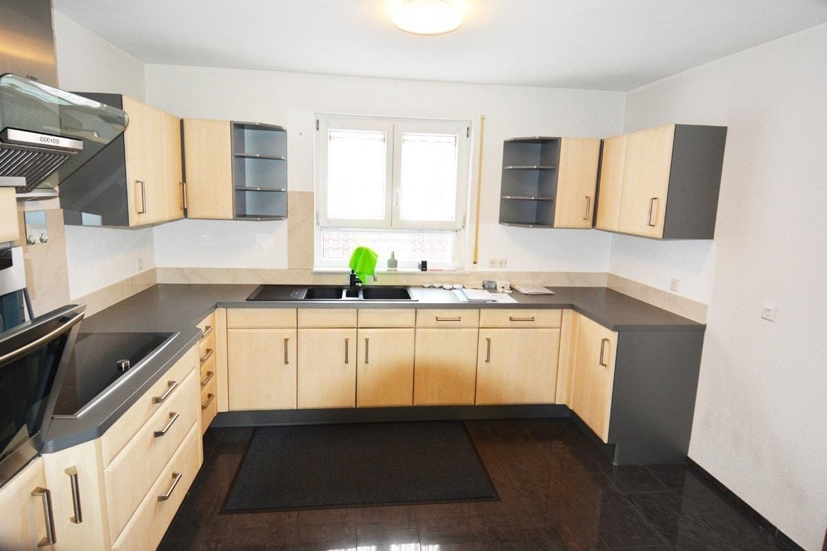 Küche mit Einbaumöbeln