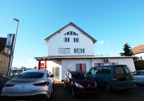 Seitenansicht mit Parkplätzen