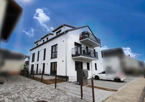 Straßenansicht von links