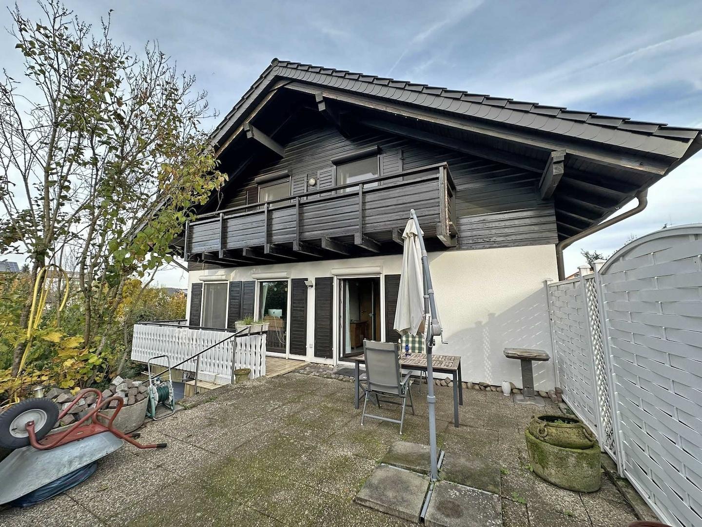Hausansicht mit Terrasse
