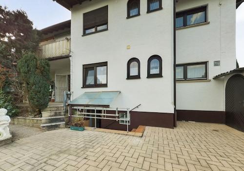 Rückseite des Hauses mit Innenhof