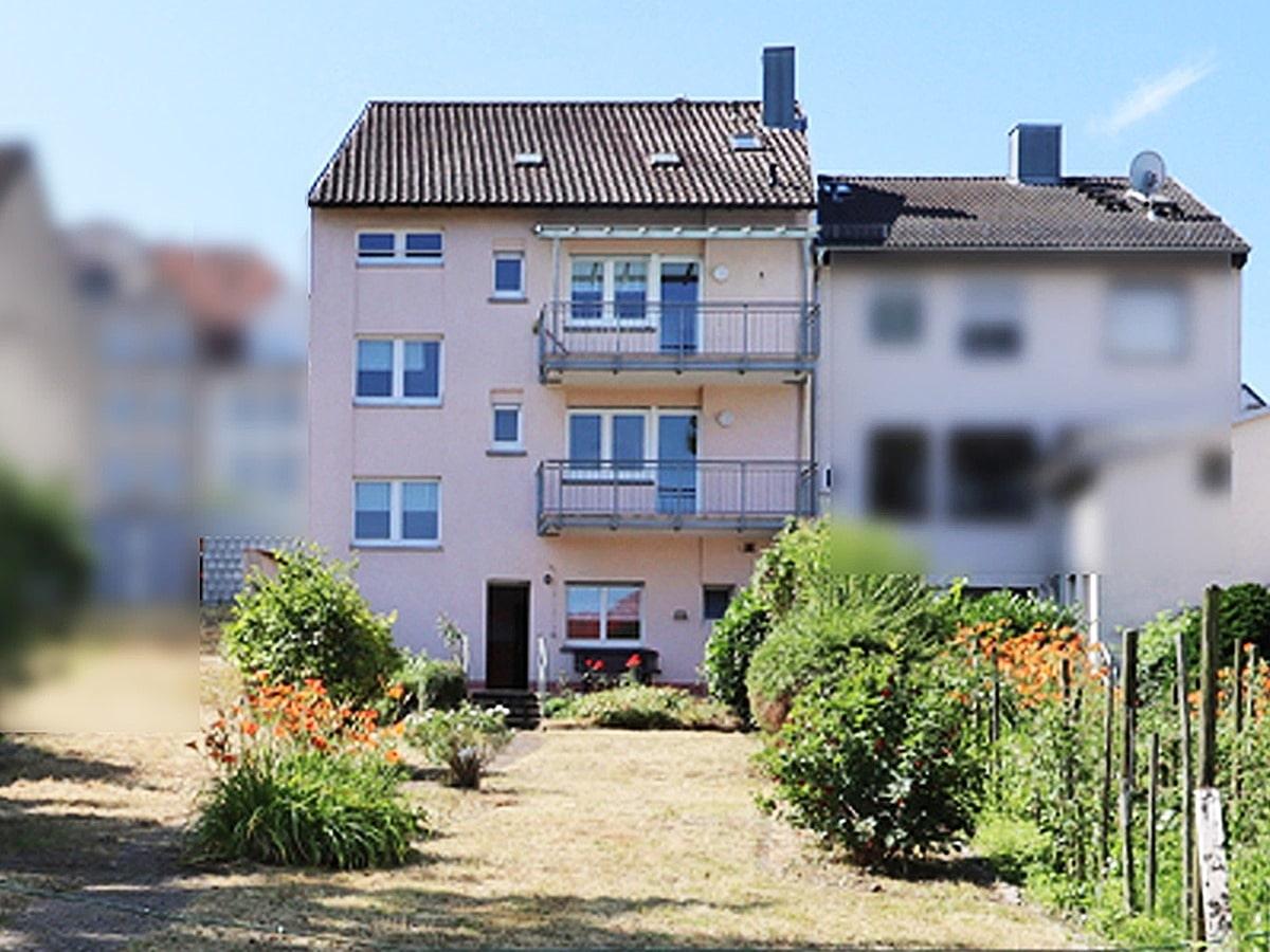 Blick vom Garten auf das Haus
