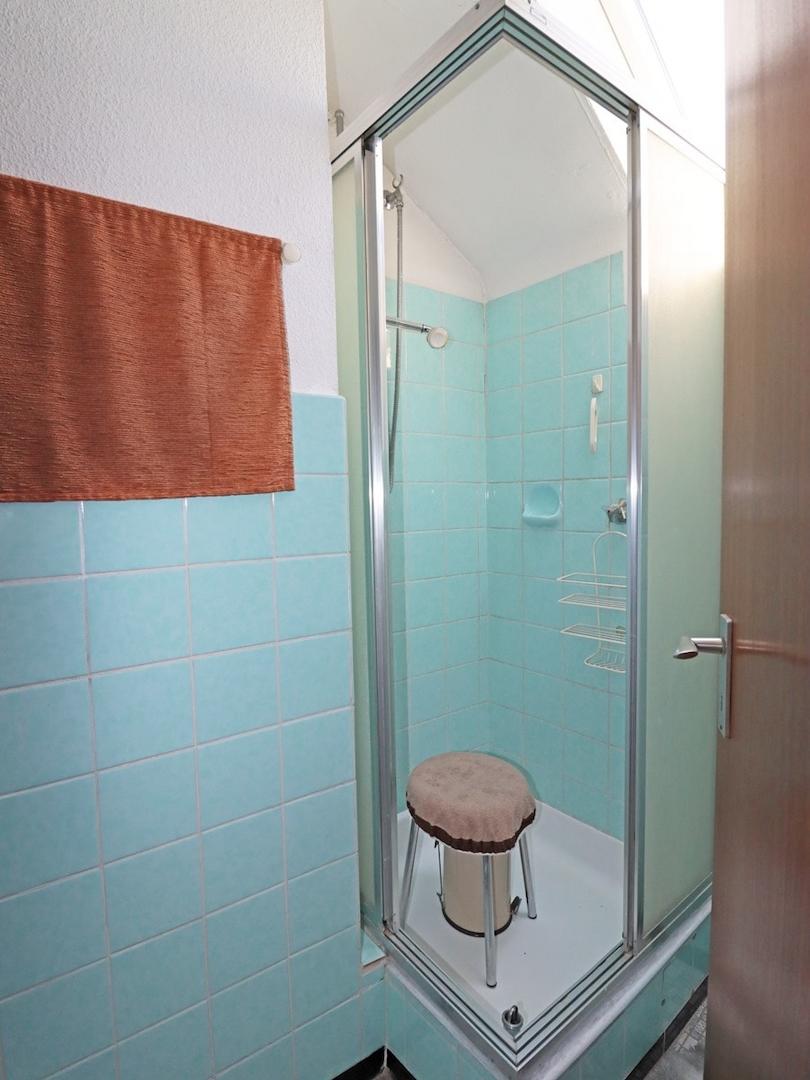Dusche im Bad DG