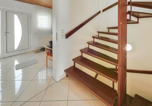 Flur mit Treppe ins OG und UG