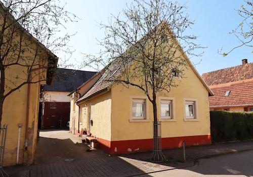 Haus mit seitlicher Hofeinfahrt