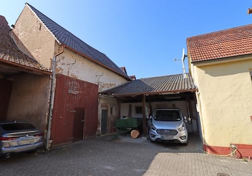 Hof mit Carports und Scheune