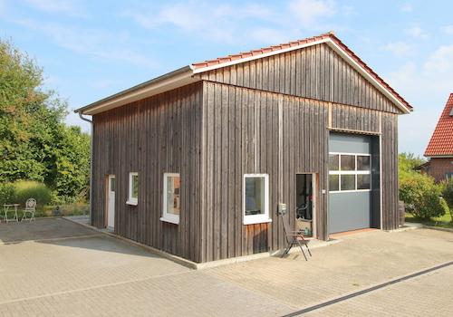 Gut ausgestattete Werkstatt mit Außenflächen