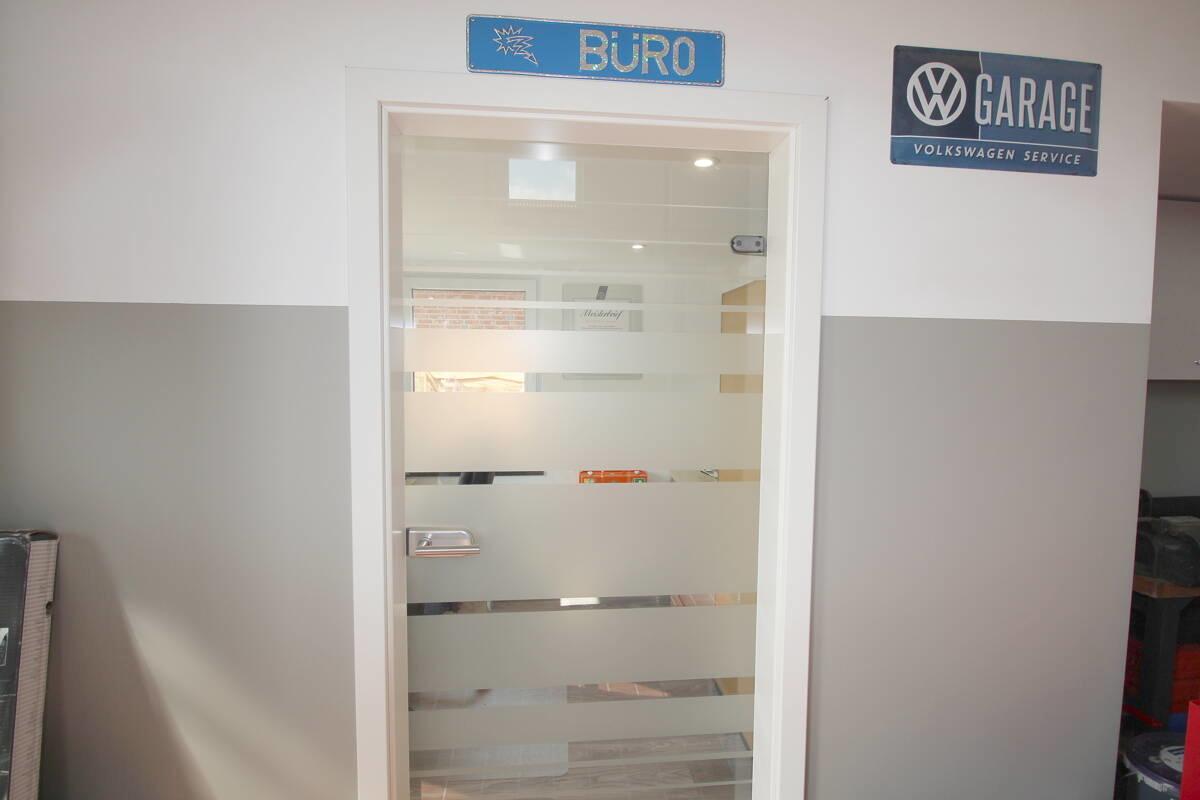 Separates Büro mit eleganter Glastür