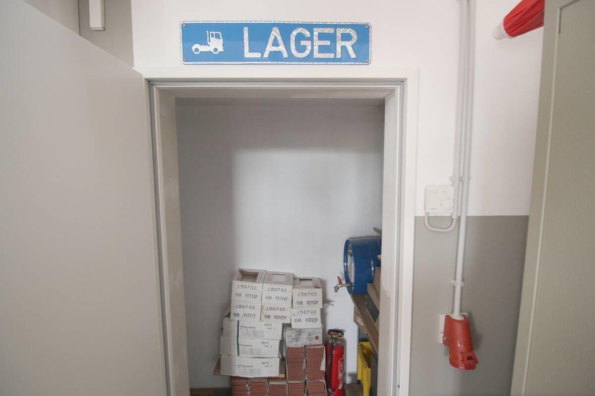 Eingang zum Lager u. Starkstromanschluss