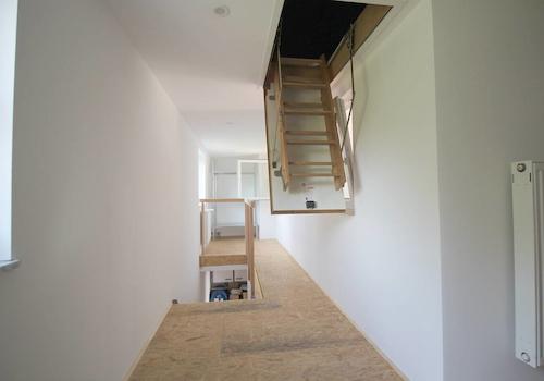 Aufgang ins OG u. Treppe zum Spitzboden
