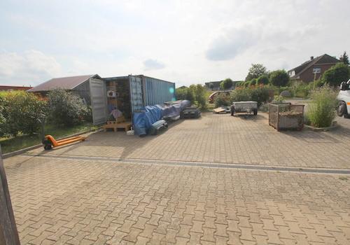 Vorplatz mit Container u. großzügiger Nutzfläche