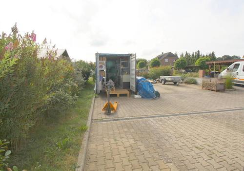 Zugehöriger Container als Depot u. Außenfläche