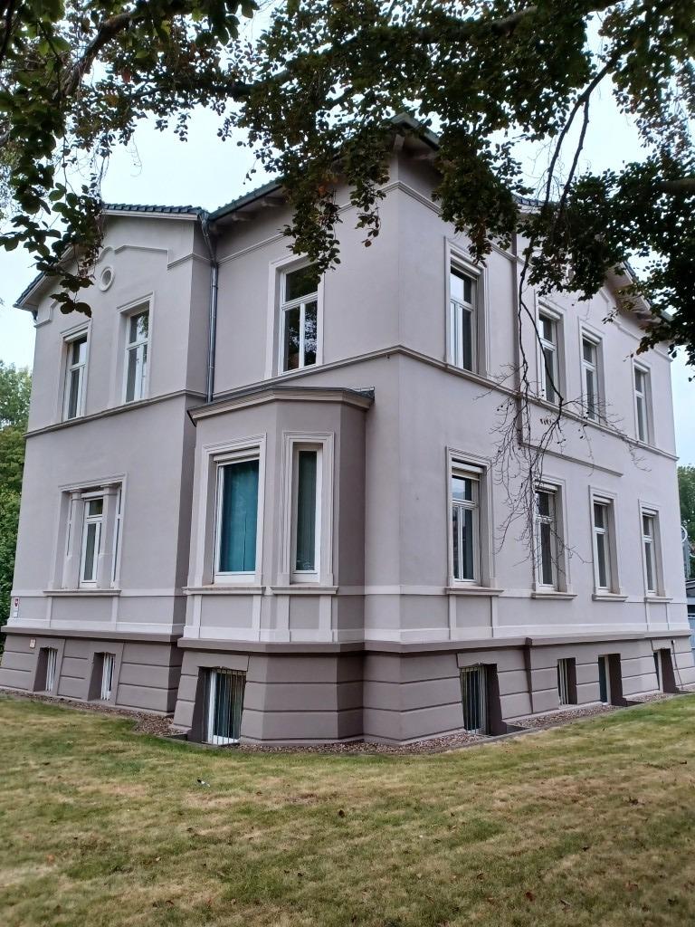 Außenansicht Hauptgebäude (Mittel)