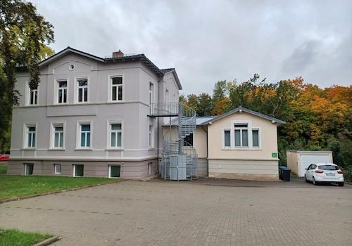 Zufahrt von der Wilhemstraße samt Stellplätzen und Garage