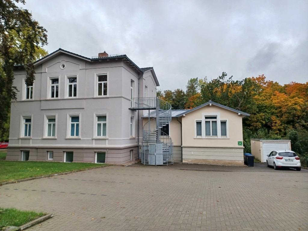 Zufahrt von der Wilhemstraße samt Stellplätzen und Garage