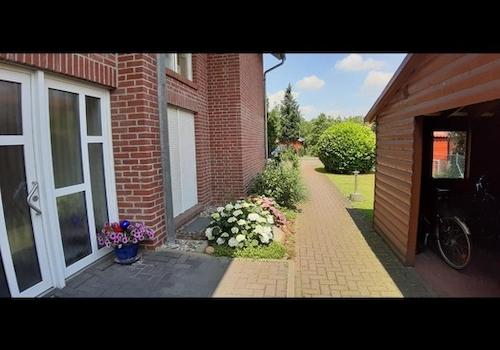 Hauseingang + Fahrradschuppen