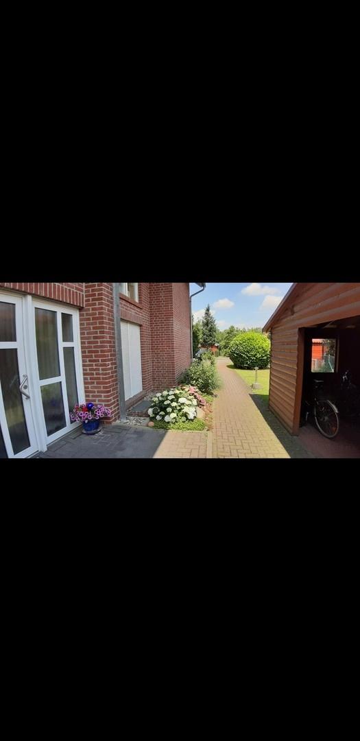 Hauseingang + Fahrradschuppen