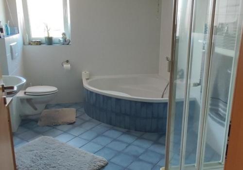 Blick vom Flur ins Bad