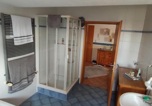 Blick vom Fenster ins Bad