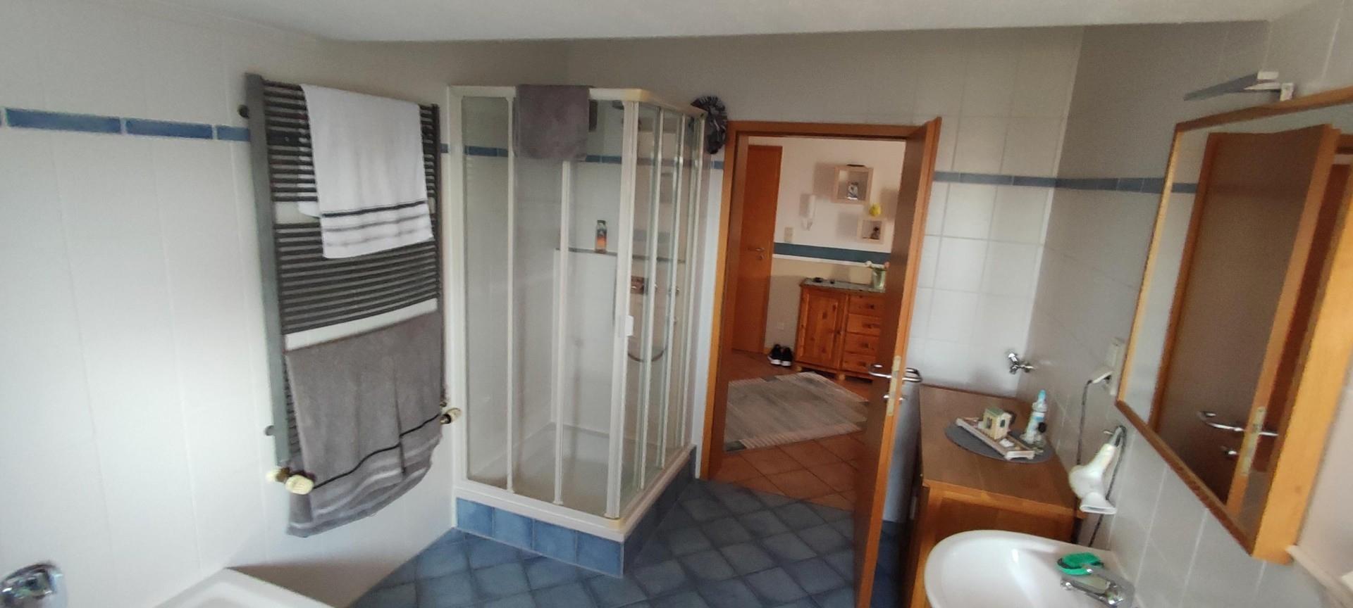 Blick vom Fenster ins Bad