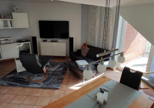 Wohnzimmer und Esstisch