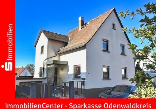 Straßenansicht von links