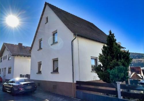 Straßenansicht von rechts