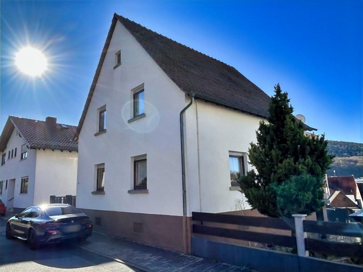 Straßenansicht von rechts