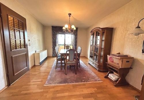 Esszimmer mit Zugang zum Wintergarten