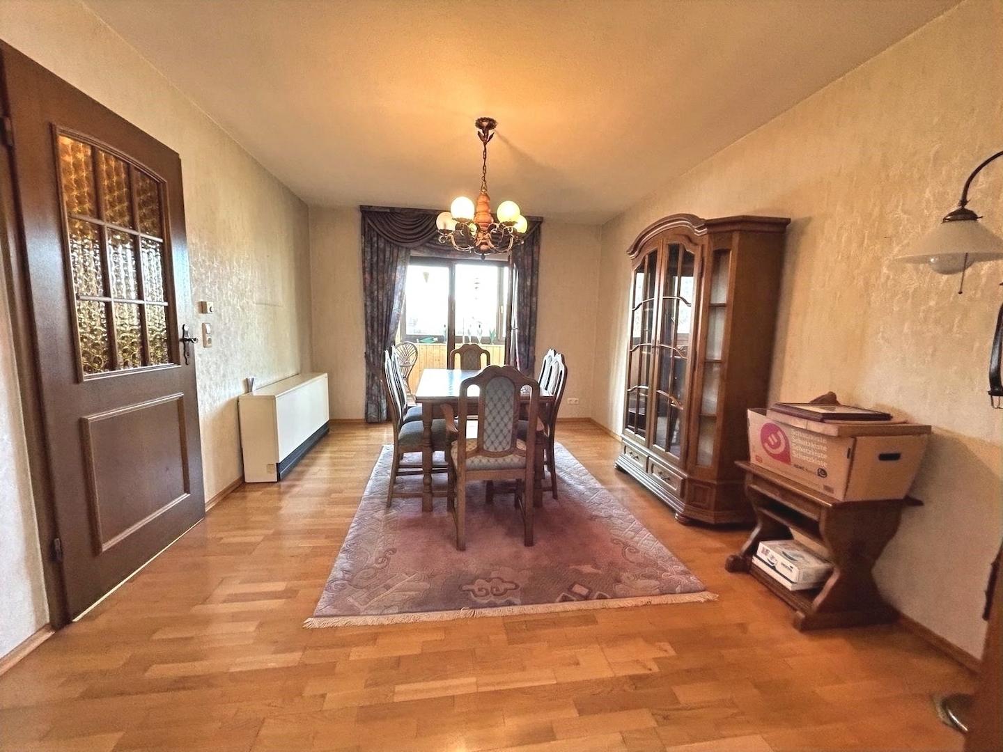 Esszimmer mit Zugang zum Wintergarten