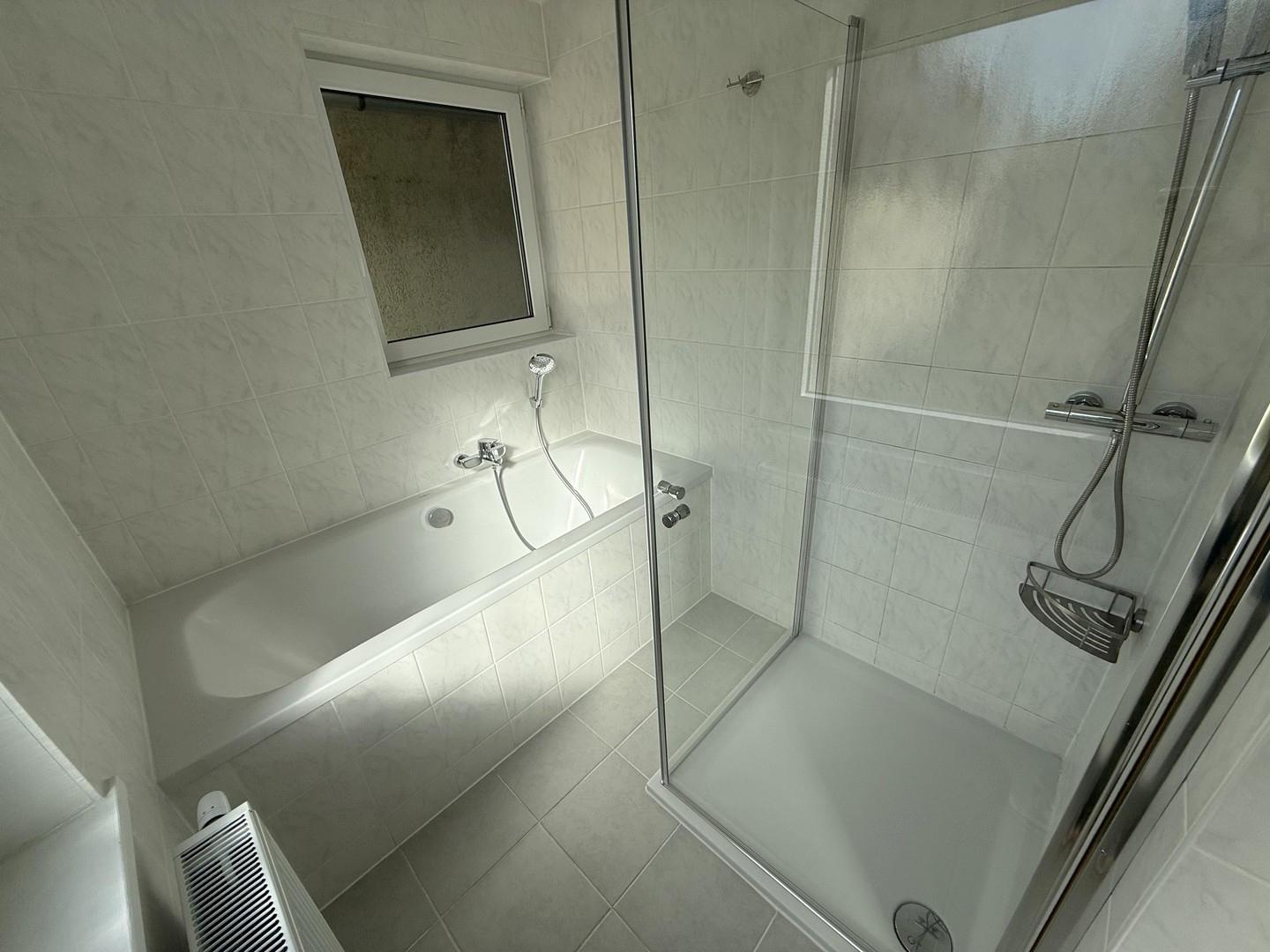 Badewanne und begehbare Dusche