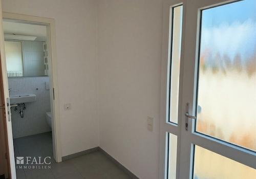 Eingangsbereich_Blick in das Gäste-WC - (KI generiert)