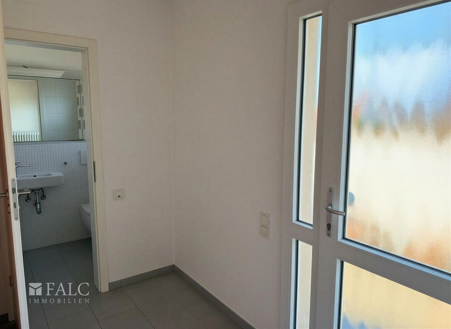 Eingangsbereich_Blick in das Gäste-WC - (KI generiert)