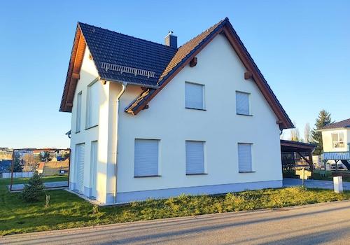 Rollläden vor allen Fenstern