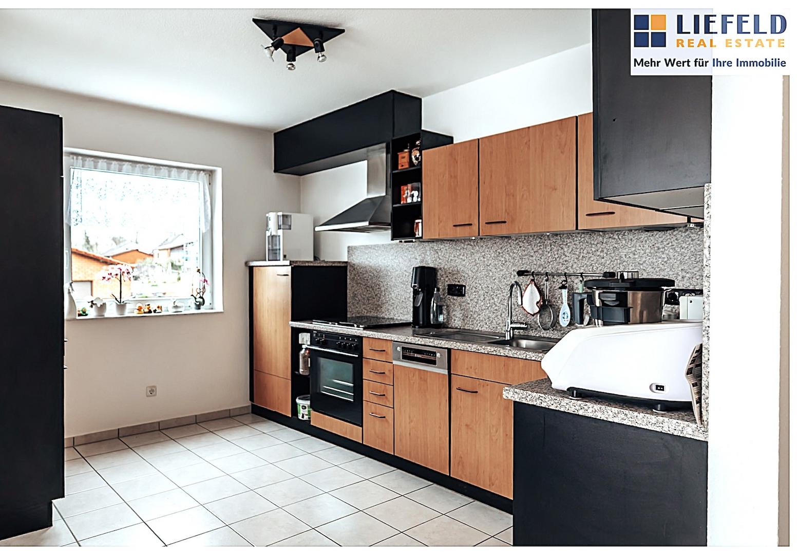 offene Küche mit Fenster