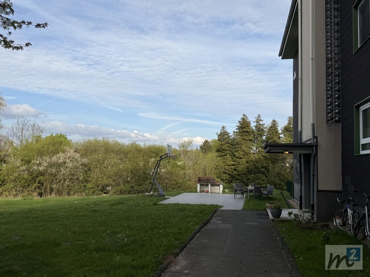 Gemeinschaftsgarten mit Terrasse, Grillplatz und Spielfläche