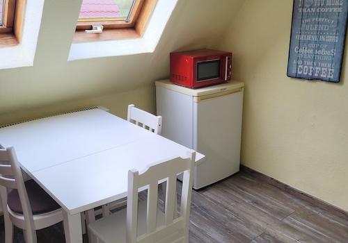 Küche mit Kühlschrank 