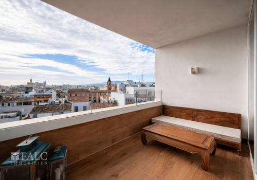 Balkom mit Blick auf die Stadt