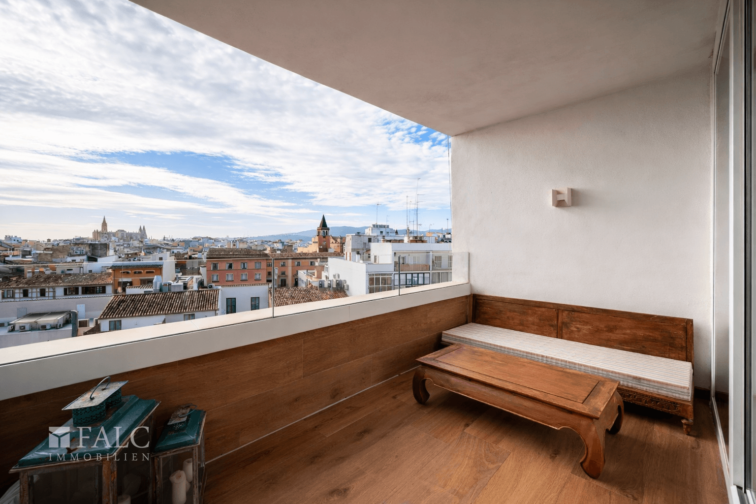 Balkom mit Blick auf die Stadt