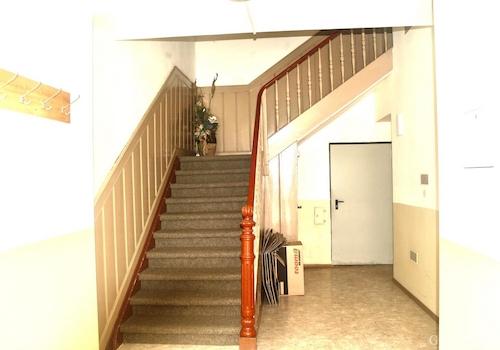 Treppenaufgang Geschäftsseite