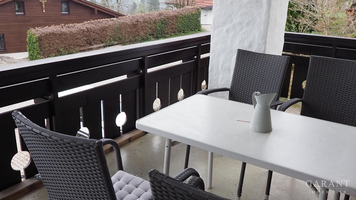 großer sonniger Balkon