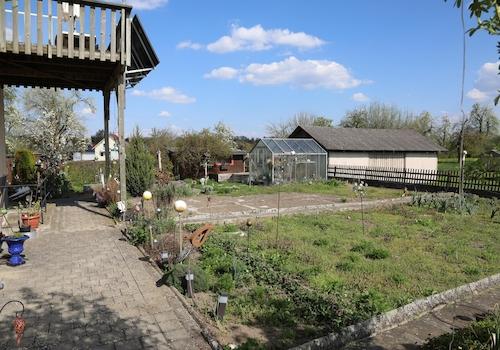 Beete mit Gewächshaus