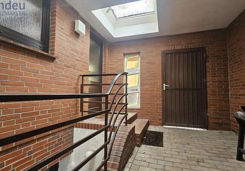 Seiteneingang mit weiterem Kellerzugang