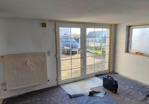 Wohnzimmer mit Eingangstür