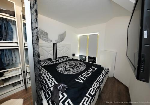 Schlafzimmer (mit Balkonzugang)