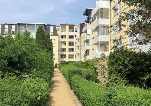 Innenhof mit Gartenbereichen